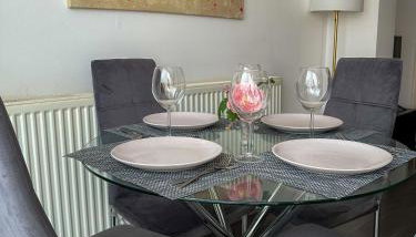 Modern four bedroom semi-detached house with off street parking 8 min drive to Wembley stadium, 5 miles to Central London - Foto 5