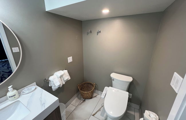 Lighthouse Inn & Suites - Photo 55