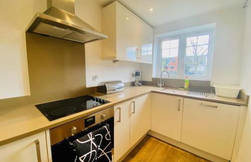 Just £45pppn! Prime Comfort for Contractors with Spacious Parking, Plush Beds, Top-notch Amenities, Flexible Stays & Lightning-Fast Internet - Photo 9