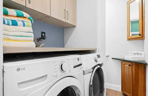 Luxe 4BR Waterfront w Htd Pool 5min to Beach - Foto 89