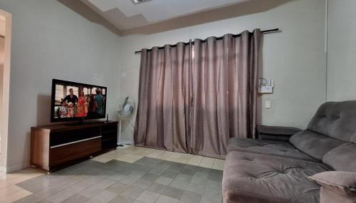 CASA - localizada no centro de Campo Grande - 2 quartos com ar e garagem para 2 carros - Foto 2