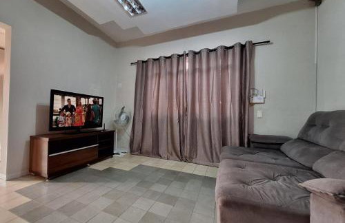 CASA - localizada no centro de Campo Grande - 2 quartos com ar e garagem para 2 carros - Foto 2