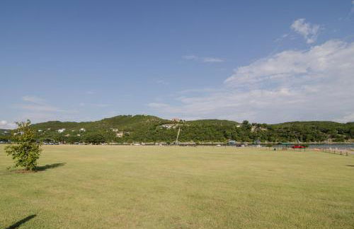 Remodeled Historic Lakefront Gem Overlooking Lake Travis and Jones Brothers Park *Great for Families and Groups* - Foto 25