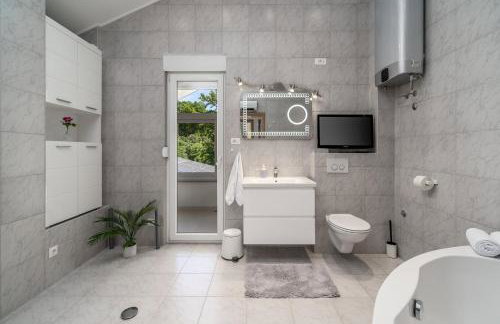 Villa Zara with 32 sqm heated Pool, Jacuzzi, Billiard, Tennis table, 8pax - Photo 29