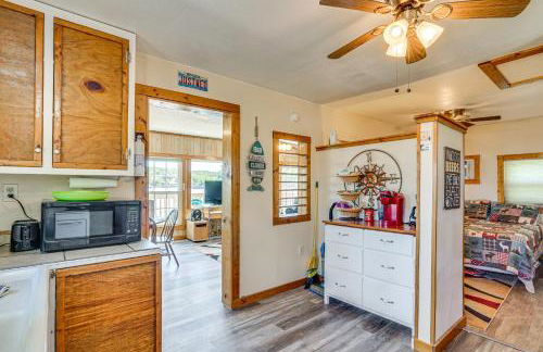 Deck with Covered Dock! Lakefront Ozark Cottage - Foto 11