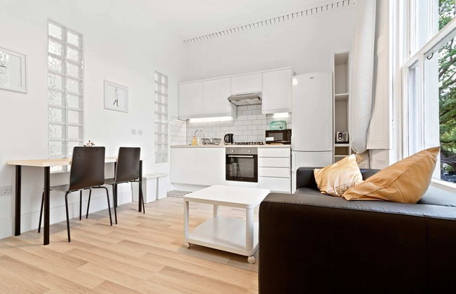 Refined, Light 1 Bed Apt w Balcony in Brixton - Foto 17