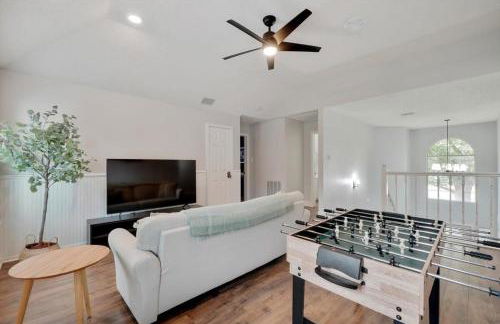 Tropical Pool Oasis - 5 BR Foosbal Cinema - Photo 16