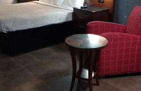 Gated King Bed Hotel Room 117 - Foto 1