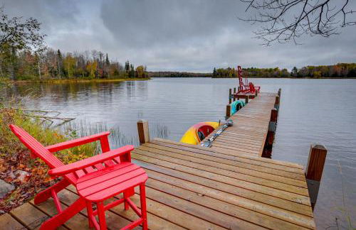 Lakefront Presque Isle Cabin with Private Dock - Foto 1