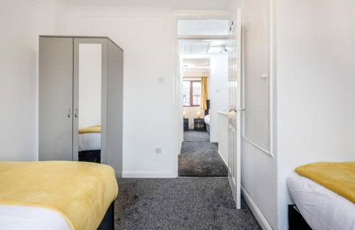 Lovely House in Dagenham / Barking with free parking, WiFi & Garden - Foto 24