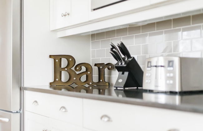 Gorgeous Bungalow With a Backyard Deck - Photo 28