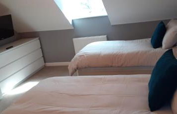 Hawksworth House in Chelmsley Wood, Birmingham near Solihull, near the NEC, HS2, JLR, Bear Grylls Centre, Resorts World and Birmingham airport, with a garage and free parking, great for families and contractors - Foto 13