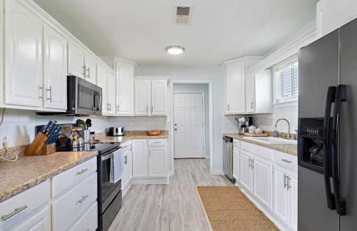 Cozy and charming getaway with deck, close to beach - Foto 7