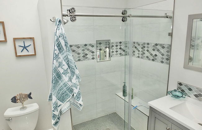 New Beach & Bay Retreat Full of Amenities! - Foto 11