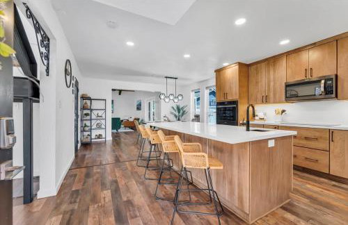 3BR Reno Retreat · Swim Spa & Spring Sunshine - Foto 16