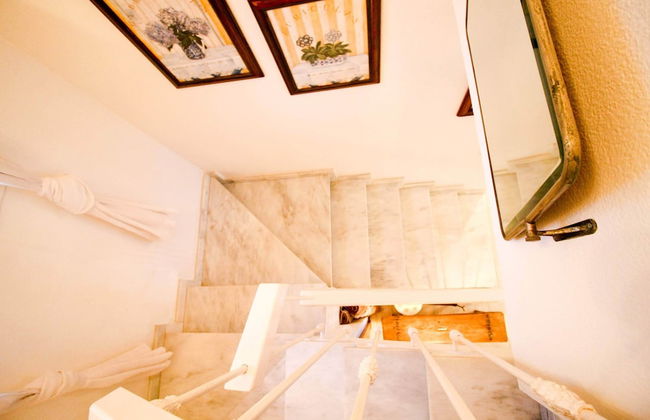 Suitur beachfront duplex with pool and sea views - Photo 39