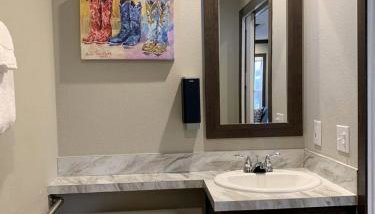 Modern Tiny House Rental Perfect for Glamping near Austin - Foto 3