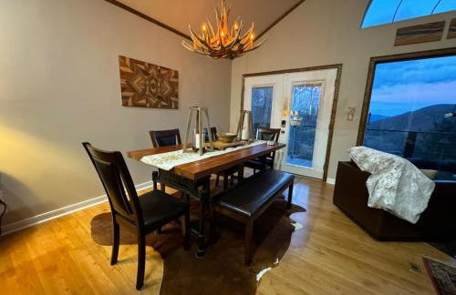 Romantic Getaway or Family Vacay with Mountain Views & Hot Tub - Foto 53