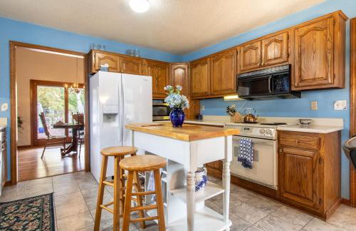 Sleeps 12! Main Level Primary Suite-Beautiful Backyard Oasis - Photo 10