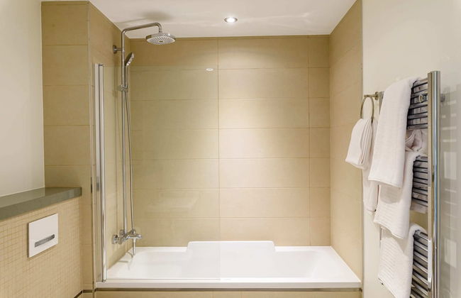 Luxury Modern Apartment With Exceptional Views! Hosted by Sweetstay - Photo 30