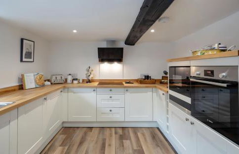 Stylish 2-bed 16th-century apartment in Petersfield town centre, - Foto 1