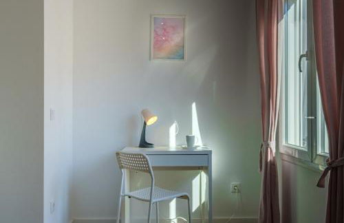 Modern, Stylish & Comfortable Apartment - Photo 9