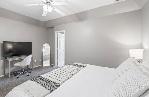 Spacious 6 bed Bentonville House, Sleeps 12, Smart TVs, Wi-Fi - Foto 11