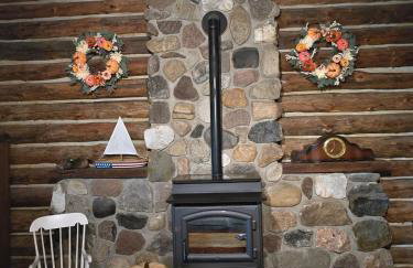 Charming Country Cabin- Cozy, Scenic View, HOT TUB, near CMAC - Foto 42