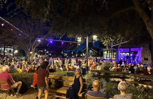 Cozy Oasis in Prime Location with Sunset Lake View, Golf Cart and Bathtub - Foto 38