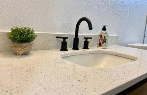 Uniquely remodeled historical district home - Foto 11