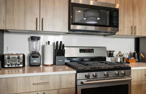 2BR 2BA, King bd, Gym, Free Parking, 8min to Train - Foto 40