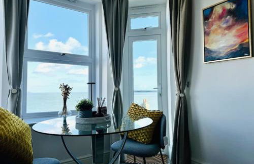 Luxury Sea View Apartment with Multi Room Balcony And Private Onsite Parking Only 300M From the Beach - Foto 19