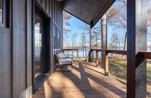 The Log Haus, a newly renovated lakefront cabin close to the trails - Foto 30