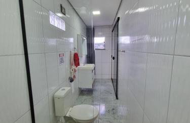 Lindo Apartamento, WiFi Rápido, 2 Banheiros, Suíte, Sala Confortável, Cozinha Completa, Microondas, Entrada Privativa, Perto do Shopping Pátio Matosinhos, 5 min do Centro Histórico - Foto 11