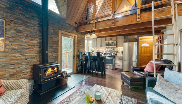 Sierra at Donner Lofted Cabin Minutes to Lake A-frame-inspired Design Deck - Foto 5, Habitación