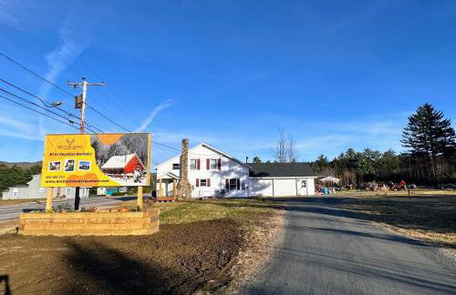 Renovated farmhouse on snowmobile trail with firepit & mountain views, 10 min from Bretton Woods! - Foto 3