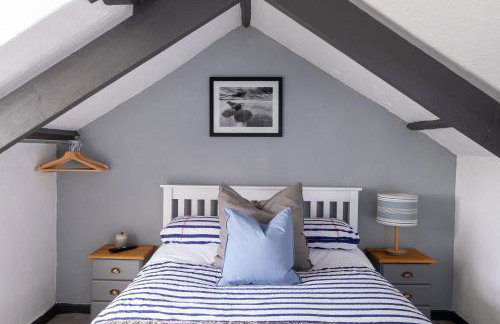 Central Penzance, Modern stylish home, Near Seafront with Gated parking - Photo 17