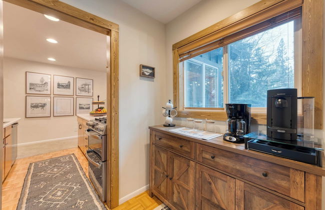 Westlake Cabin by Avantstay Hot Tub, Near Skiing, Walk to Restaurants & Lake! - Foto 16
