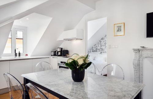 Les Demoiselles à Versailles - Au Pied du Château - Foto 4