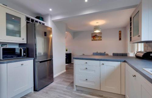 Pass the Keys Spacious and modern house with Free Parking - Photo 16