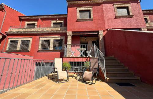 Casa grande de tres plantas con parking gratis - Foto 1