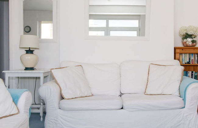 Two Bed Seafront Escape in East Wittering - Photo 10