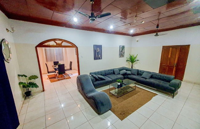 The Retreat Emerald Apartments Close to the Beach - Photo 2