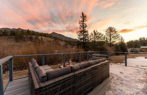 Cozy Riverfront Cabin with Fireplace & Deck - Foto 9