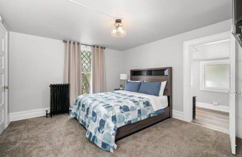 Historic Manor with 8 BDRMS 9 BATHS & 3 Kitchens - Foto 68