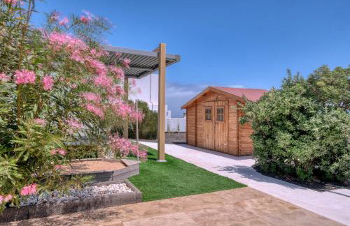Chalet Emily Alpine Chic with Hot Tub and Ocean View By Lanzarote Vacation Homes - Foto 54