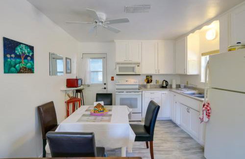 Fenced Yard and Grill Orville Cottage Near Trails! - Foto 10