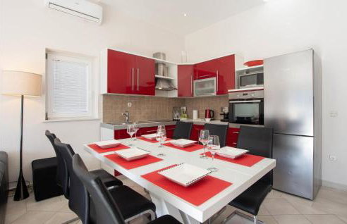 Three-Bedroom Apartment In Ostrvica - Photo 28