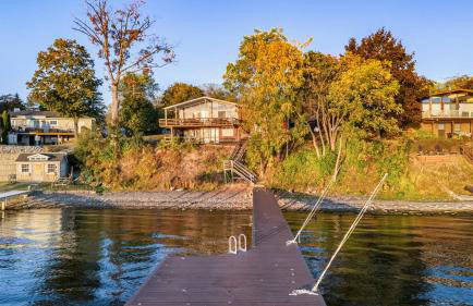 Waterfront retreat w/ wraparound deck & BBQ - Foto 49