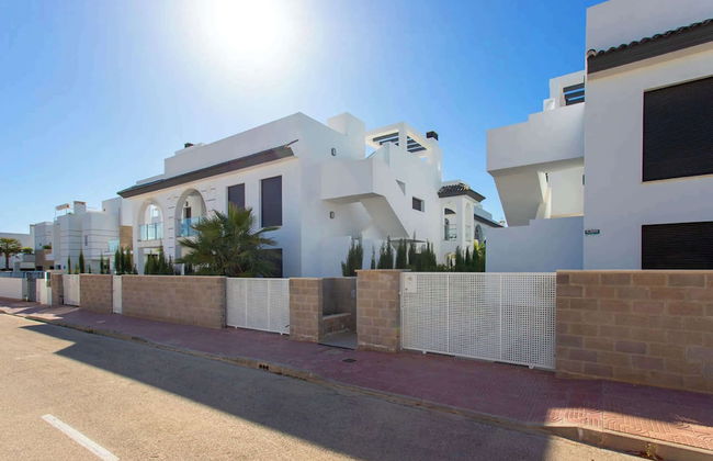 Sunset Paradise - Sleeps 4, Pool, Terrace & Views - Foto 16